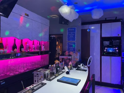 コンセプトカフェBeeの店内写真1